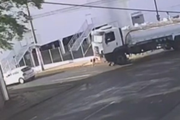 Motociclista morre após ser atropelado por caminhão tanque em Uberlândia, veja
