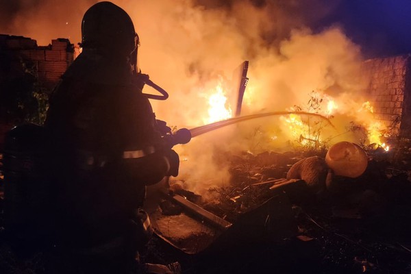 Casa abandonada pega fogo e dá trabalho ao Corpo de bombeiros de Uberlândia
