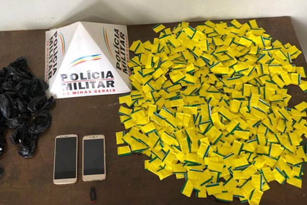 PM Rodoviária encontra mais de 1.000 papelotes de cocaína com casal que vinha de Uberlândia