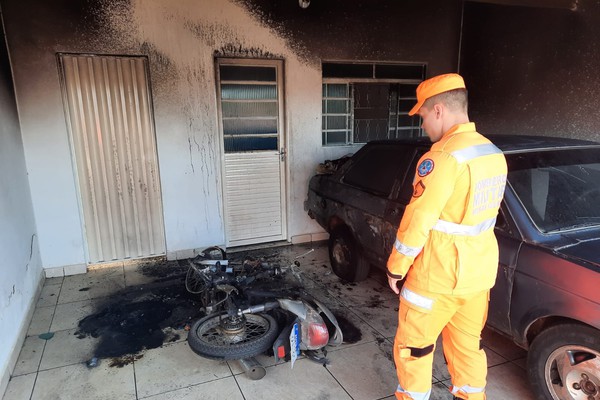 Moto e carro em garagem de residência pegam fogo e mobiliza Corpo de Bombeiros em Araxá