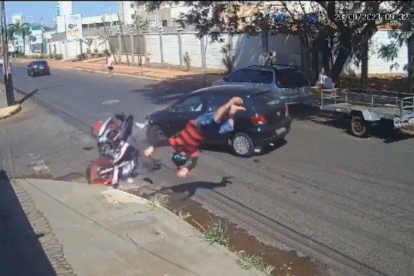 IMAGENS FORTES: Motociclista é arremessado após carro desrespeitar sinalização