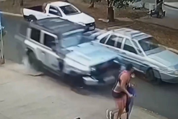 Vídeo: Mãe e filho quase são atropelados após motorista invadir a calçada