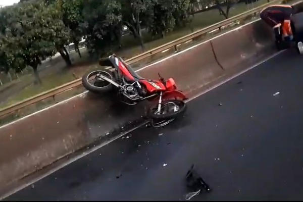 IMAGENS FORTES: Motociclista fica gravemente ferido após carro atingi-lo na contramão da BR-365
