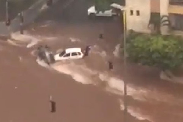 Carros são levados por enxurrada após forte temporal em Uberlândia; imagens impressionantes