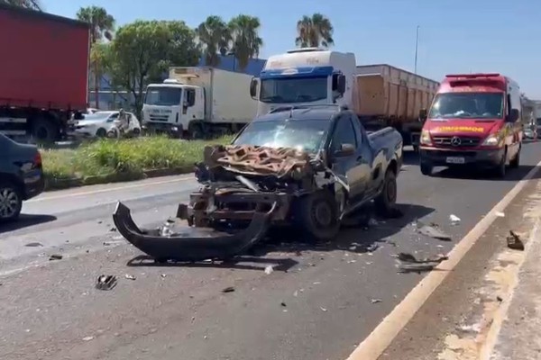 Motorista morre após bater na traseira de caminhão