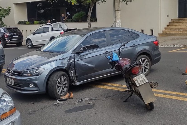 Motociclista fica ferido ao bater em carro que tentava retorno em local proibido em Araxá