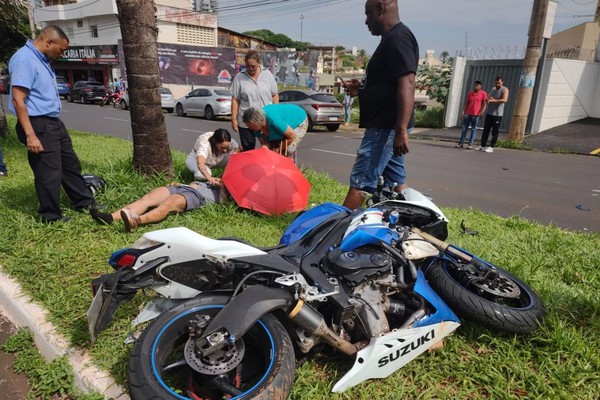Motociclista fica gravemente ferido depois de bater em carro e ser arremessado em árvore em Uberlândia
